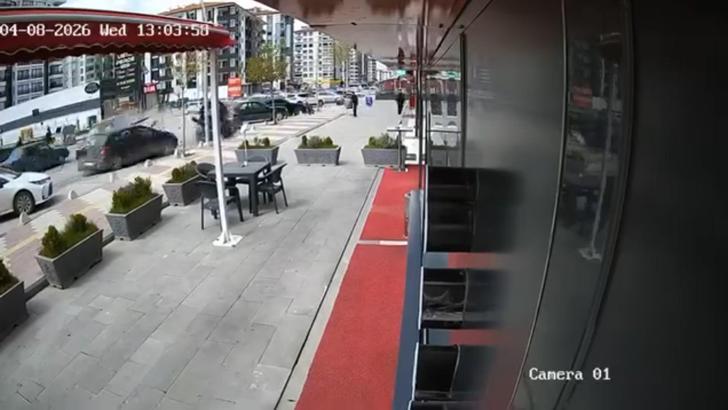 Otomobil park halindeki araçlara çarptı; kaza anı kamerada