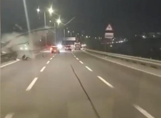 Kağıthane’de 2 otomobilin çarpışarak bariyere vurduğu anlar kamerada: 1 yaralı