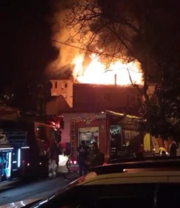 Kartal’da 3 katlı binanın çatısı alev alev yandı; 2 kişi dumandan etkilendi
