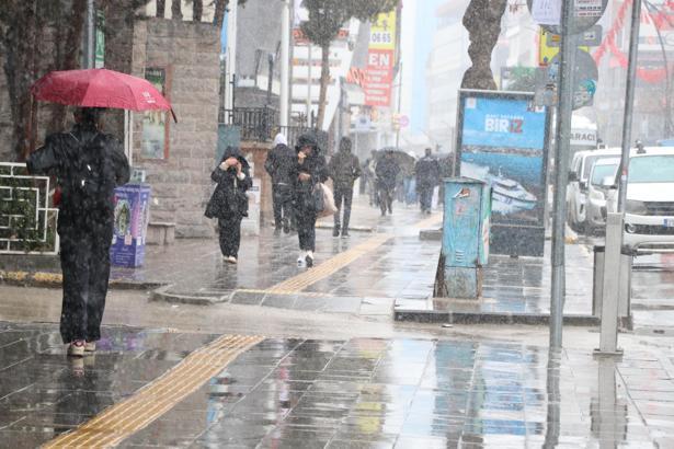 Van'da nisan karı; 11 yerleşim yeri ulaşıma kapandı