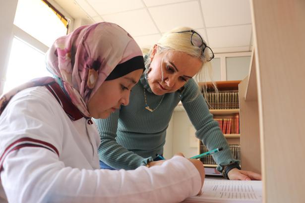 Diyarbakır'da gönüllü kadın öğretmenler, kırsaldaki 119 genç kızı YKS’ye hazırlıyor
