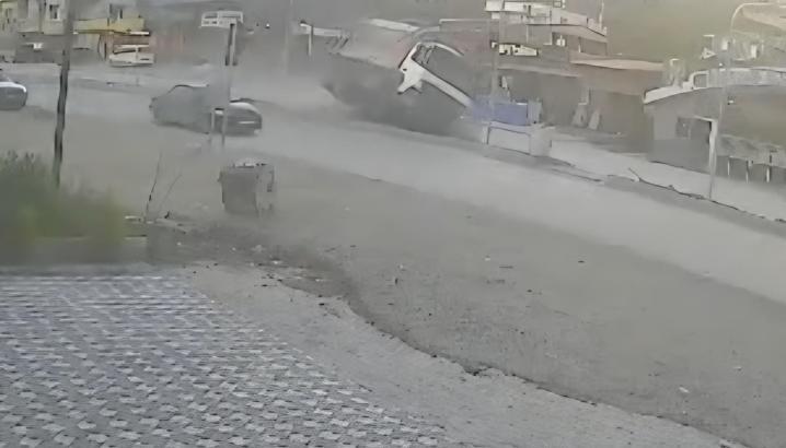 Hafriyat kamyonunun devrildiği kaza güvenlik kamerasına yansıdı