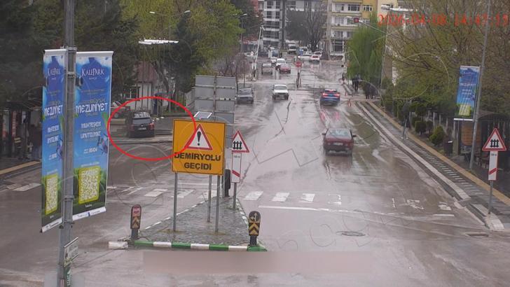 Otomobilin elektrik direğine çarptığı kaza kamerada