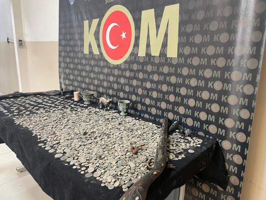 Hatay’da durdurulan araçta 13 bin 78 adet tarihi eser ele geçirildi