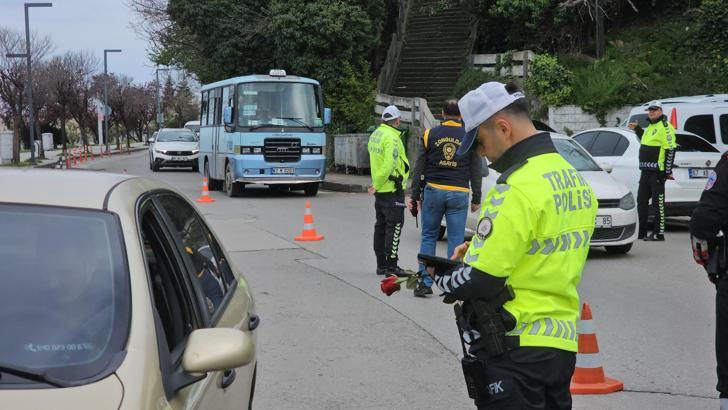 Gazetecilerden, polislere uygulama noktasında kutlama