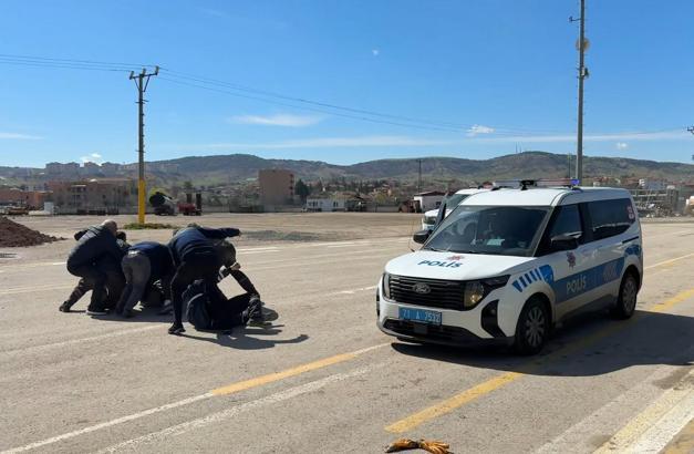 Kavga ihbarına giden polisler, çiçeklerle karşılandı