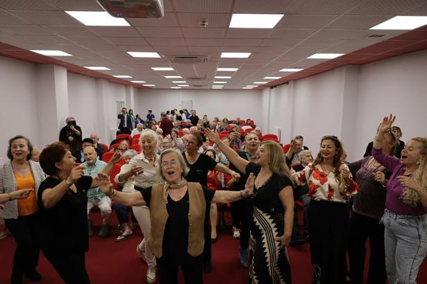 Muğla'da Yaşam Evi sakinlerine müzik ve danslı eğlence