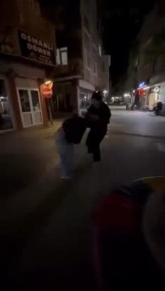 Bursa'da genç kızların saç saça kavgası kamerada