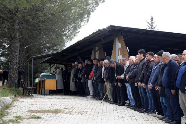 Minibüs ile beton mikserinin çarpıştığı kazada ölen 7 kişi toprağa verildi