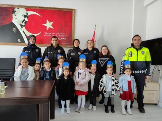 Karlıova'da minik öğrencilerden polislere ziyaret