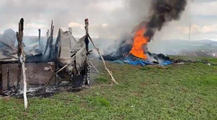 Çorum’da ağıl ile 150 saman balyası yandı