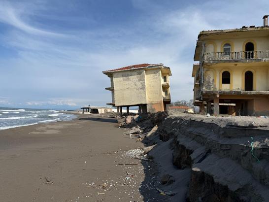 6 yıl önce tahliye edilen villalardan biri yan yattı