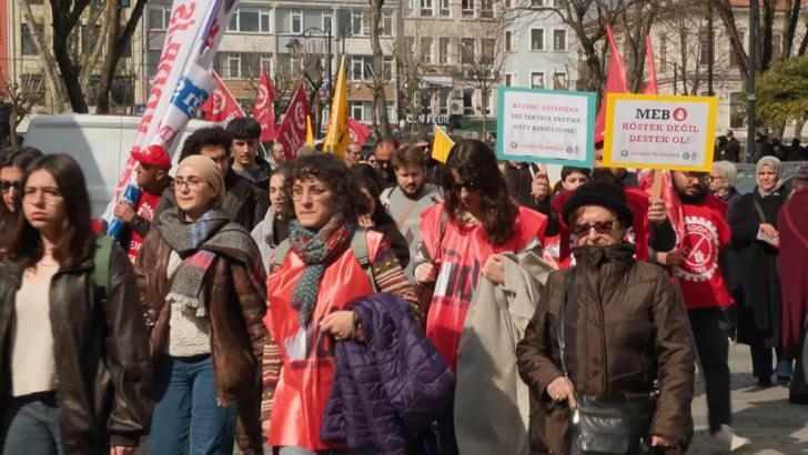 Özel İtalyan Lisesi öğretmenleri İstanbul İl Milli Eğitim Müdürlüğü'nün önünde eylem düzenledi