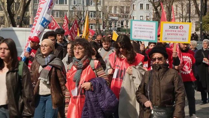 Özel İtalyan Lisesi öğretmenleri İstanbul İl Milli Eğitim Müdürlüğü'nün önünde eylem düzenledi