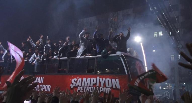 1’inci Lig’e yükselen Batman Petrolspor’a coşkulu karşılama