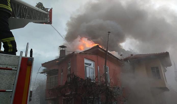 Çatı yangını büyümeden söndürüldü