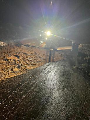 Gercüş'te heyelan nedeniyle kapanan köy yolu açıldı
