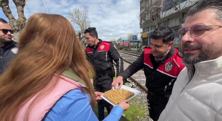 Kavga ihbarına giden polislere gazetecilerden baklavalı kutlama