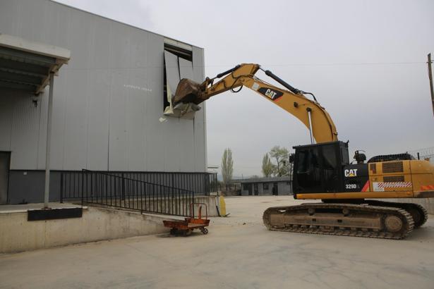 Nilüfer’de 4 bin metrekarelik kaçak depo yıkıldı