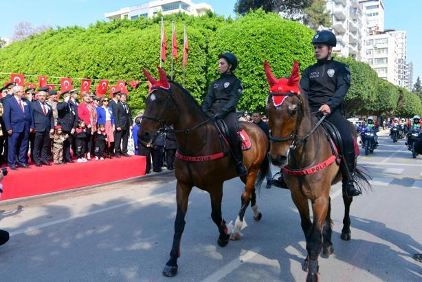 Polis Haftası’nda atlı birlik ve emniyet araçlarından kortej