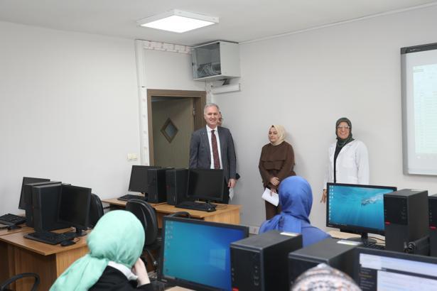 İnegöl Belediye Başkanı Alper Taban, İNESMEK kurslarını ziyaret etti