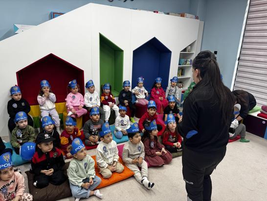Kayseri’de kütüphanedeki çocuklara polislik mesleği tanıtıldı