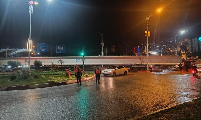 Siirt'te 50 metrelik köprü kirişi, kavşakta takılı kaldı; yol 8 saat kapandı