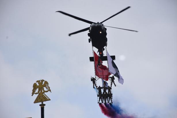 Polislerden helikopterde 'üzüm salkımı' gösterisi