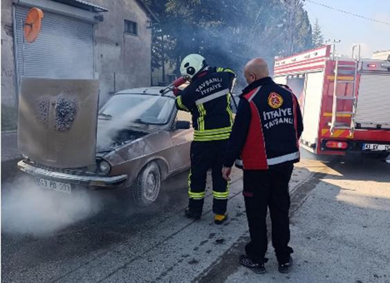 Seyir halindeki otomobil alev aldı