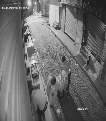 Fatih’te restoranın önündeki içecek kasalarını el arabasıyla çaldılar