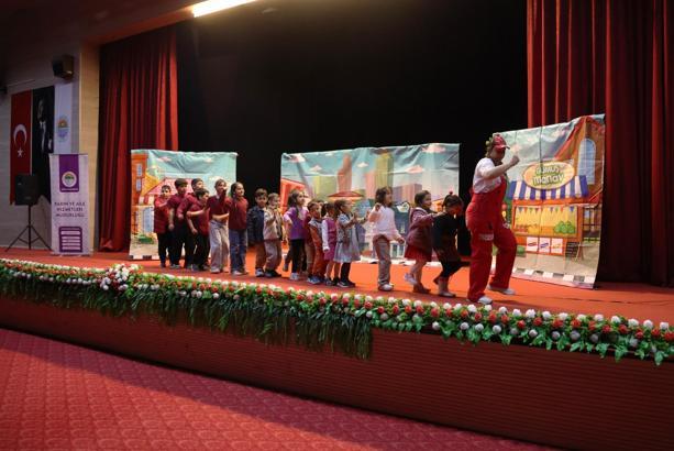 Toroslar’da çocuklara ‘teknoloji bağımlılığı’ tiyatroyla anlatıldı