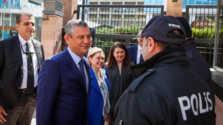 Özgür Özel, CHP Genel Merkezi'nde görevli polislerin gününü kutladı