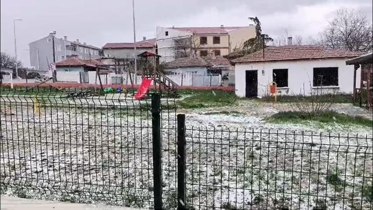 Edirne’de dolu yağışı; ilçe beyaza büründü
