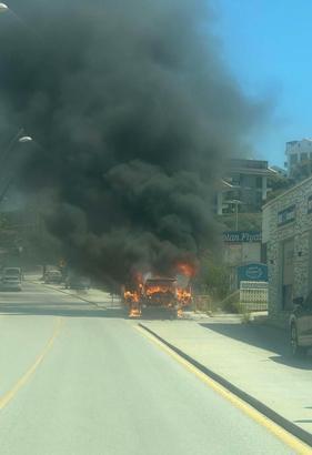 Datça'da park halindeki hafif ticari araç çıkan yangında kullanılmaz hale geldi