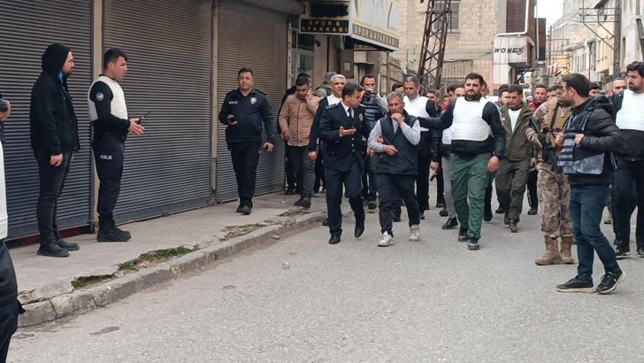 Polisleri görünce 5 kişiyi rehin alan cezaevi firarisi, ikna edilip gözaltına alındı