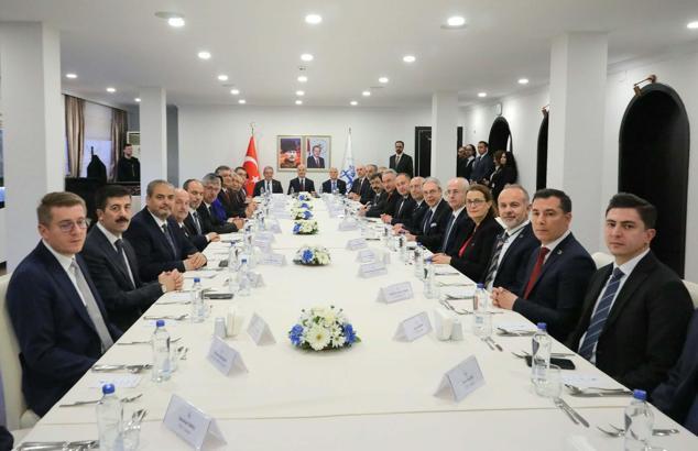 YÖK Başkanı Özvar, İzmir'de Ege Bölgesi'ndeki üniversitelerin rektörleriyle bir araya geldi