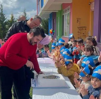 Anaokulu öğrencilerinden şüpheli şahıs ihbarına gelen polislere pastalı sürpriz