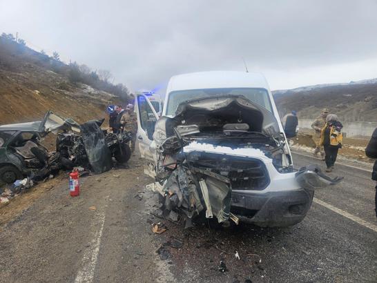 Öğretmenleri taşıyan servis minibüsü ile otomobil çarpıştı: 1 ölü, 9 yaralı