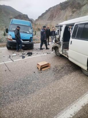 Artvin’de 2 minibüs çarpıştı; 2 yaralı