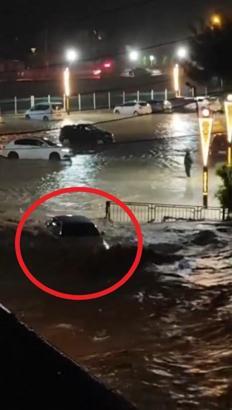 Osmaniye’de içinde 2 kişinin öldüğü otomobilin sele kapıldığı anlara ait görüntüler ortaya çıktı