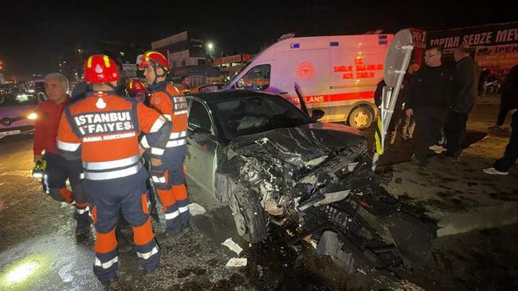 Avcılar'da seyir halindeki iki otomobil kafa kafaya çarpıştı: 4 yaralı