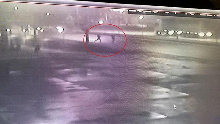 Yola düşen telefonunu almak isterken otomobilin çarptı