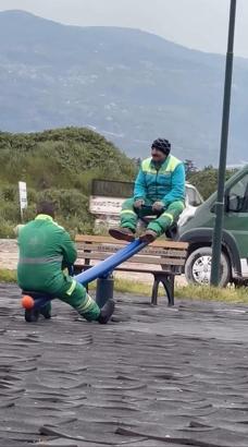 Temizlik görevlilerinin molada 'tahterevalli' eğlencesi