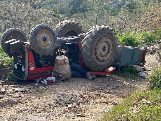 Devrilen traktördeki aynı aileden 3 kişi öldü