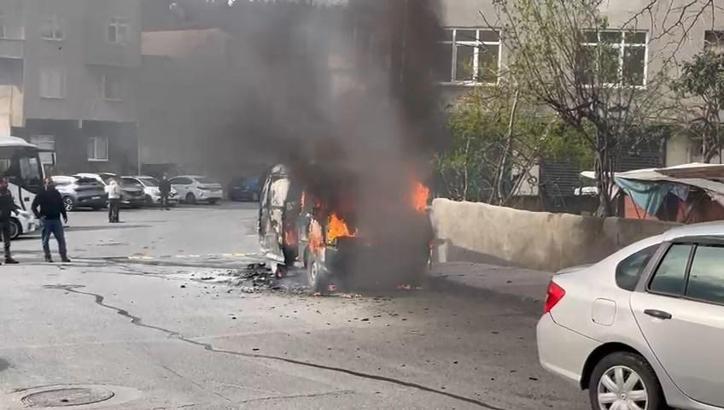 Ataşehir'de hafif ticari araç alev alev yandı