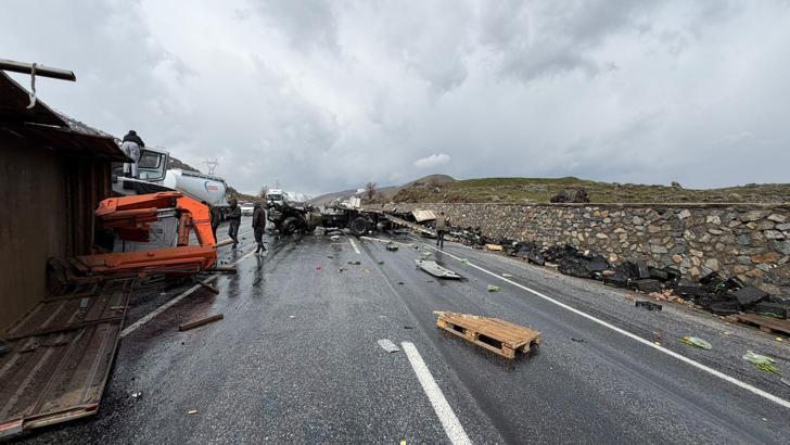 Karayolları bakım aracı ile TIR çarpıştı; 1'i ağır, 3 yaralı