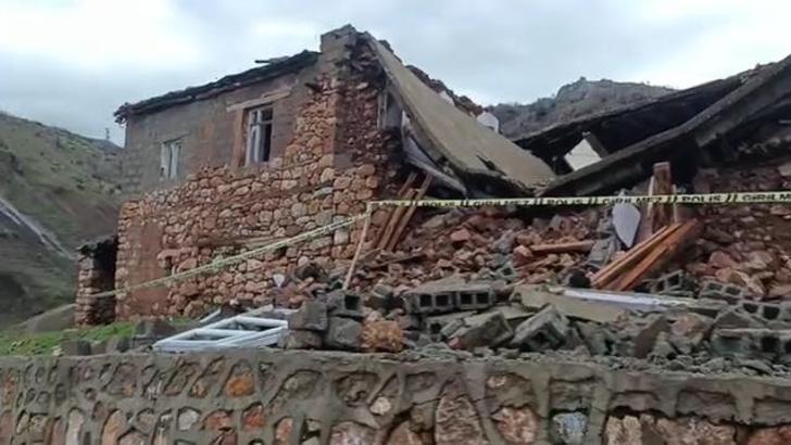 Siirt’te sağanağın etkisiyle metruk ev çöktü