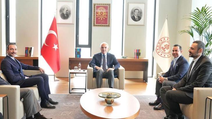 Bakan Ersoy, 'Eşref Rüya' oyuncusu Görkem Sevindik ile görüştü