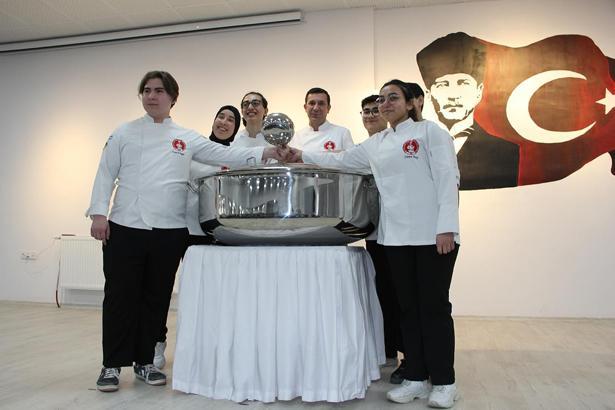 Mezun olan aşçılık öğrencileri, kepçelerini alt sınıftakilere teslim etti