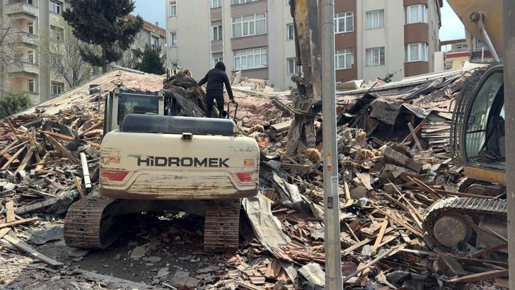 Avcılar'da kontrollü yıkım sırasında bina çöktü; operatör kıl payı kurtuldu